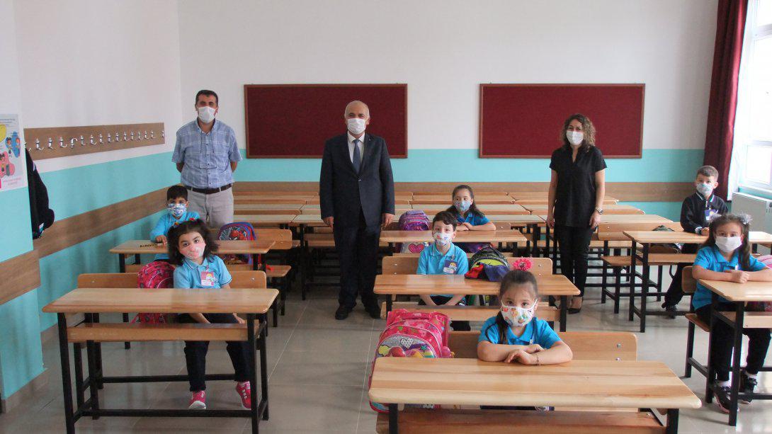 İlçe Milli Eğitim Müdürü Hürrem Dursun Yüz Yüze Eğitimin İlk Gününde Cumhuriyet İlkokulu'nu Ziyaret Etti