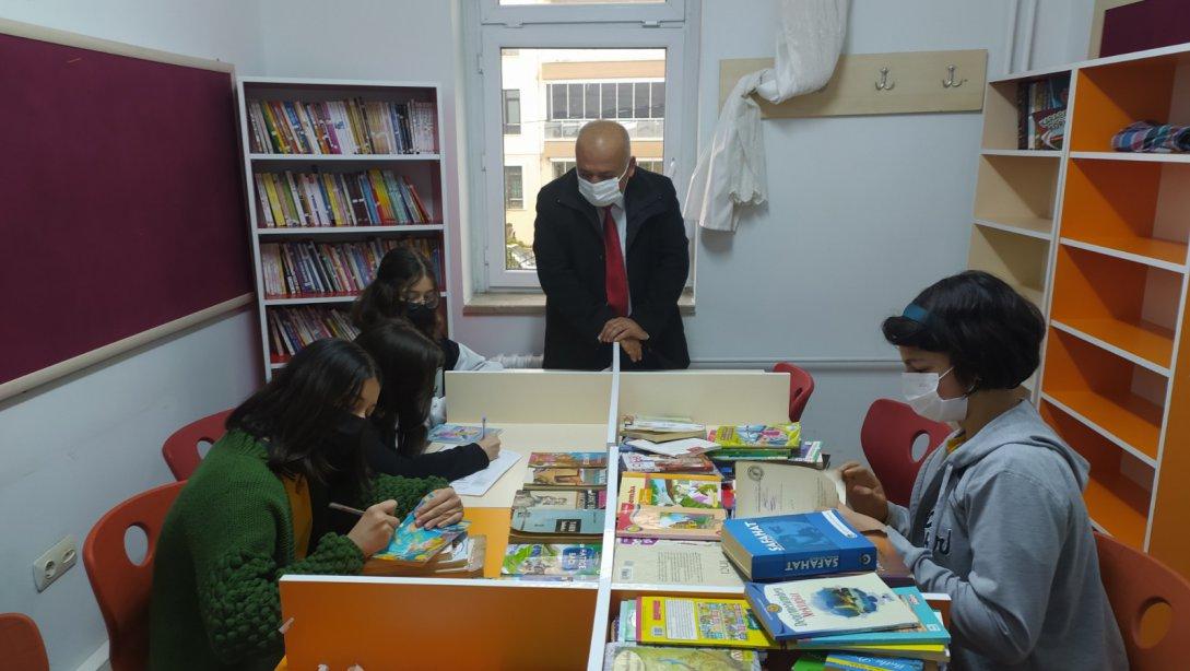İlçe Milli Eğitim Müdürümüz Hürrem DURSUN Gazi Gündüzalp Ortaokulu ve Kemal Milaslı İlkokulu Kütüphanelerini ziyaret etti.